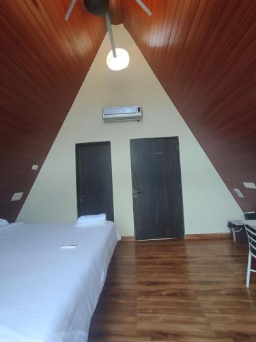 Postel nebo postele na pokoji v ubytování Dinosaur Resort Lonavala