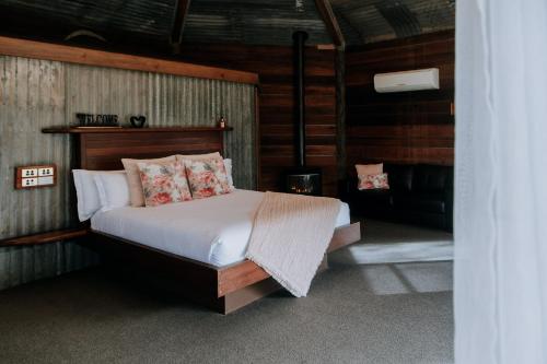 a bedroom with a bed in a room at Eagle View Escape in Rydal
