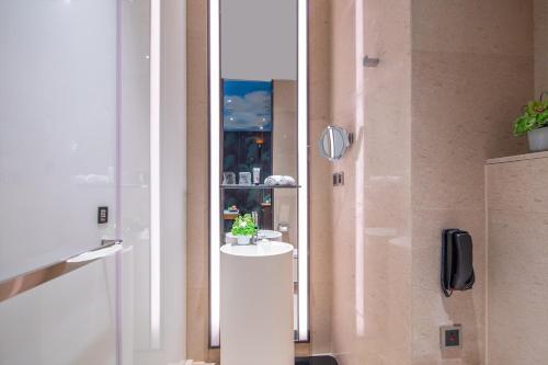 Bilik mandi di Rocase Boutique Hotel Wuxi