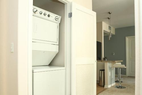 Η κουζίνα ή μικρή κουζίνα στο Amazing Apartments near the grove