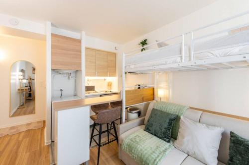 un salon avec un canapé et une petite cuisine dans l'établissement Amazing stylish studio, well located near metro, Bastille neighborhood, à Paris