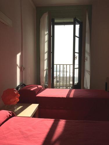 Postel nebo postele na pokoji v ubytování Litus Roma Hostel