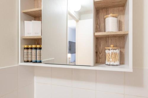 d'un cabinet de toilette avec miroir dans la salle de bains dans l'établissement Amazing stylish studio, well located near metro, Bastille neighborhood, à Paris