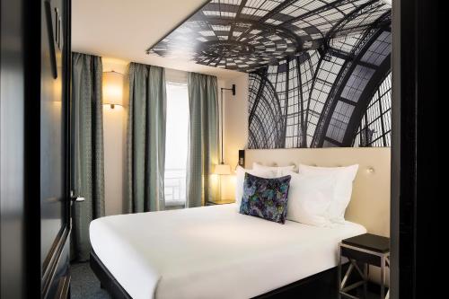 Tempat tidur dalam kamar di Hôtel Gustave