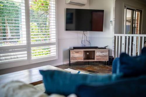 Μια τηλεόραση ή/και κέντρο ψυχαγωγίας στο Spacious Pet Friendly Ping Pong Table