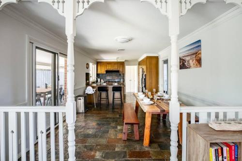 Η κουζίνα ή μικρή κουζίνα στο Spacious Pet Friendly Ping Pong Table