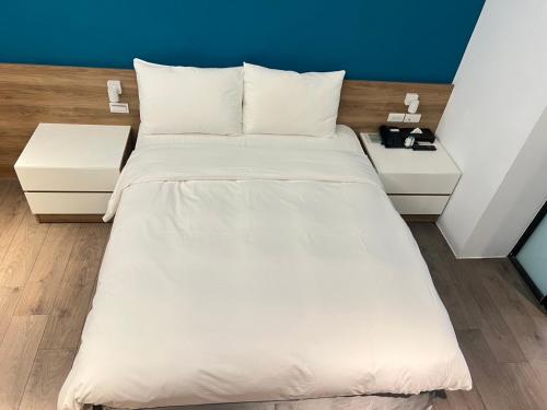 Postel nebo postele na pokoji v ubytování Greenight Hotel