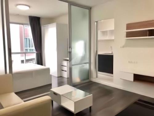 a living room with a couch and a coffee table at Dcondo campus resort Bangsaen in Ban Rong Khoei