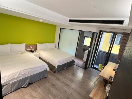 Postel nebo postele na pokoji v ubytování Greenight Hotel