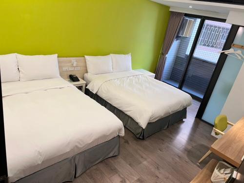 Postel nebo postele na pokoji v ubytování Greenight Hotel