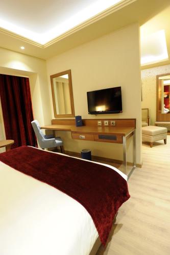 TV a/nebo společenská místnost v ubytování Gems Hotel