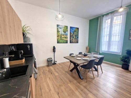 une cuisine et une salle à manger avec une table et des chaises dans l'établissement Superbe 2 pièce centre historique, à Nîmes
