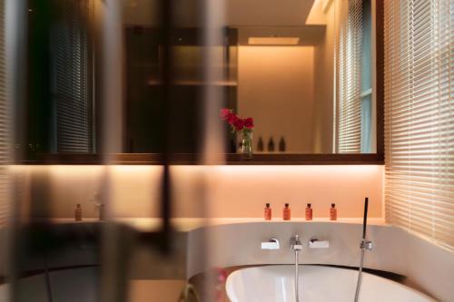 Un baño de Chuanxing Yinli Hotel Chengdu Kuanzhai Alley Branch, with free welcome wine and afternoon tea
