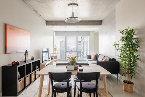 Beautiful Deluxe 1BD Condo PoolGymParking! #373