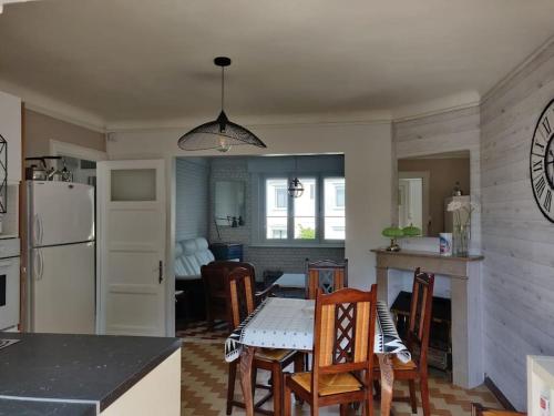 une cuisine et un salon avec une table et des chaises dans l'établissement SEJOUR en OPALE WISSANT, à Wissant