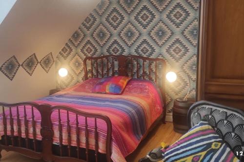 une chambre avec un berceau et un mur dans l'établissement SEJOUR en OPALE WISSANT, à Wissant