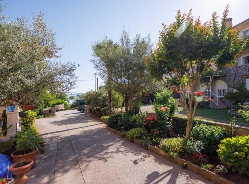 Vonkajšia záhrada v ubytovaní Beachfront Cozy Krk Apartment with Balcony