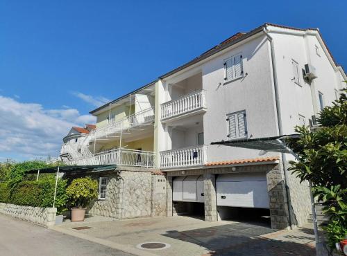 Refined and Timeless Krk Apartment with Terrace