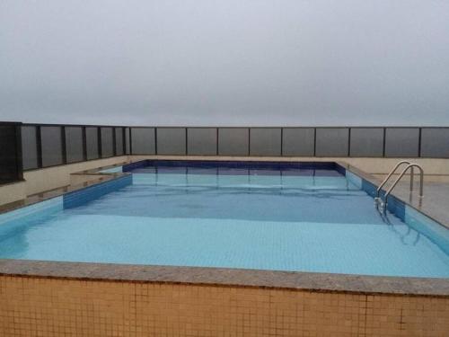 ヴィラ・ヴェーリャにあるEdificio Praia Dourada -の大型スイミングプール