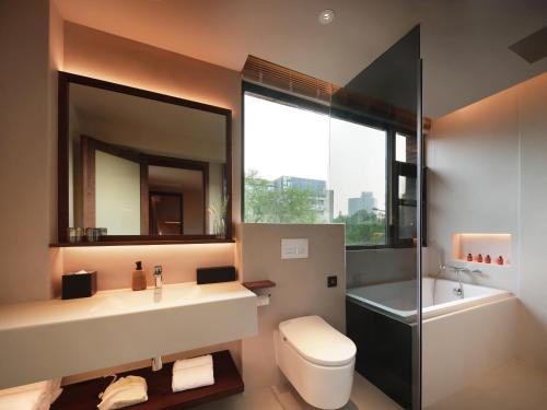 Un baño de Chuanxing Yinli Hotel Chengdu Kuanzhai Alley Branch, with free welcome wine and afternoon tea