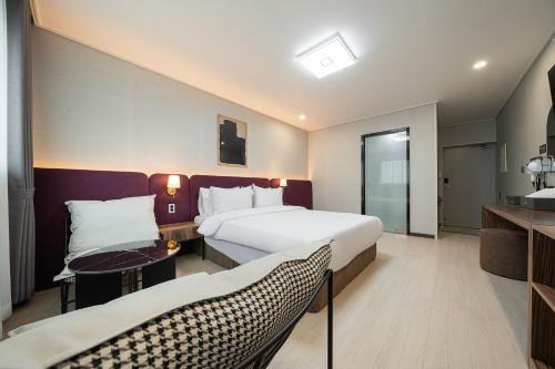 Postel nebo postele na pokoji v ubytování Hound hotel gunsan