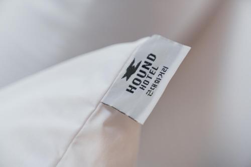 a white tie with a label on it at Hound hotel gunsan in Gunsan