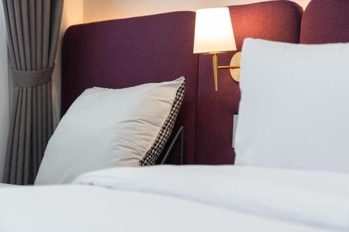 a hotel room with two beds and a lamp at Hound hotel gunsan in Gunsan
