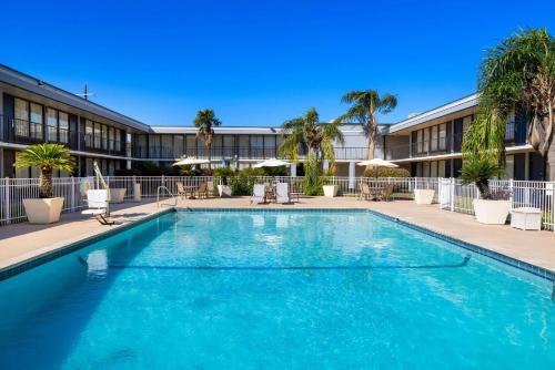 a swimming pool in front of a building at Quality Inn Morgan City in Morgan City