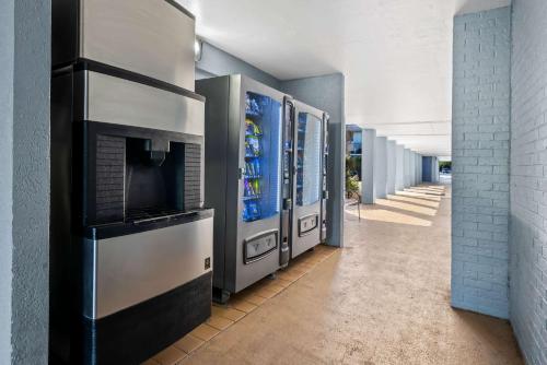 a hallway with a vending machine in a building at Quality Inn Morgan City in Morgan City