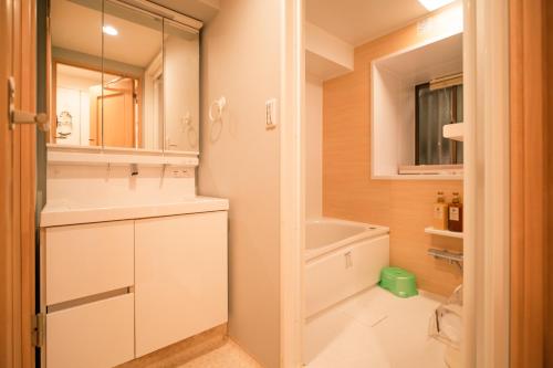 un baño con lavabo y bañera en 北小岩家庭房, en Tokio