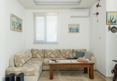un soggiorno con un divano e un tavolo di Balchik Sea View Escape 5BR Luxury with Hot Tub & Free Parking a Balchik