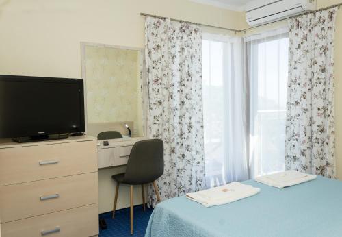 TV a/nebo společenská místnost v ubytování Balchik Sea View Escape 5BR Luxury with Hot Tub & Free Parking