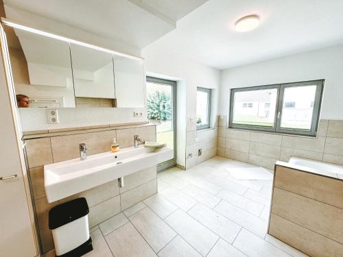 baño grande con lavabo y encimera en Dorfplatz Suite mit Weitblick, ganz neu und unfassbar gemütlich 10 min von Rothenburg ob der Tauber, en Schrozberg