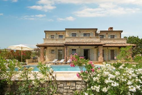 Rustic Villa Rubus & Sylbum with a pool