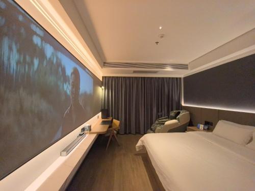 a hotel room with a large projection screen at Luyue Hotel Movie Hotel Huaqiangbei Convention and Exhibition Center Branch in Shenzhen