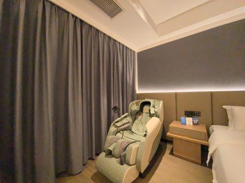 a baby car seat in a hotel room at Luyue Hotel Movie Hotel Huaqiangbei Convention and Exhibition Center Branch in Shenzhen