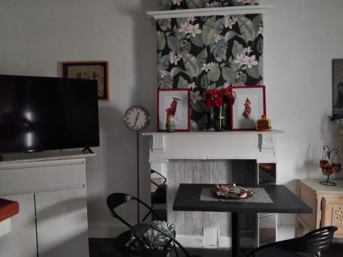TV a/nebo společenská místnost v ubytování Le Grand'route