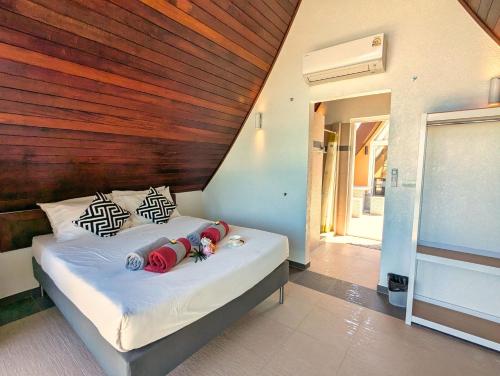Postel nebo postele na pokoji v ubytování Ocean Half Moon Villa - by KohChangVillas