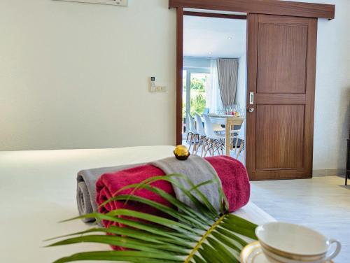 Postel nebo postele na pokoji v ubytování Ocean Half Moon Villa - by KohChangVillas