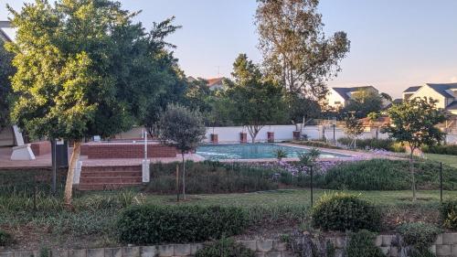 Piscina en o cerca de 2-BR Apt, Pool access & Balcony, Paulshof