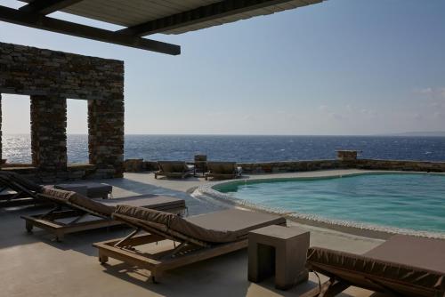 5 bedroom villa with pool, sunset views, direct access to the sea