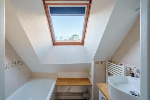 Et badeværelse på La plage du Trez - Charmant duplex avec vue mer