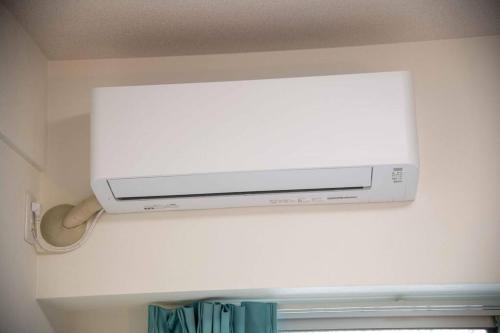 a white object is hanging from a ceiling at 横須賀アロハハウス702 in Yokosuka