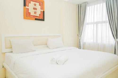 当格浪Fully Furnished with Comfortable Design 1BR Apartment Silkwood Residences By Travelio的带窗户的房间里有一张白色的床