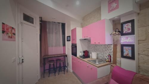 une cuisine rose avec évier et comptoir dans l'établissement Urban Flat 193 - Barbie in Paris, à Paris