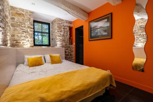 Postel nebo postele na pokoji v ubytování Gîte La Maison Dorée - Chaumière pour 6