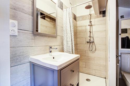 une salle de bain avec un lavabo et une douche dans l'établissement La Mansarda 305 - Appartement pour 8, à Err