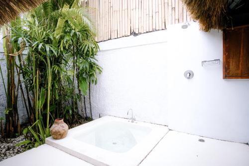 un bagno con lavandino e alcune piante di Joy Canggu a Canggu