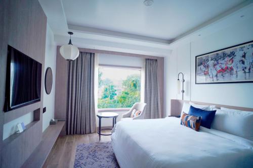Una cama o camas en una habitación de Ishaan Sarovar Portico Deoghar