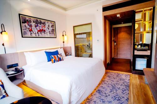 Una cama o camas en una habitación de Ishaan Sarovar Portico Deoghar